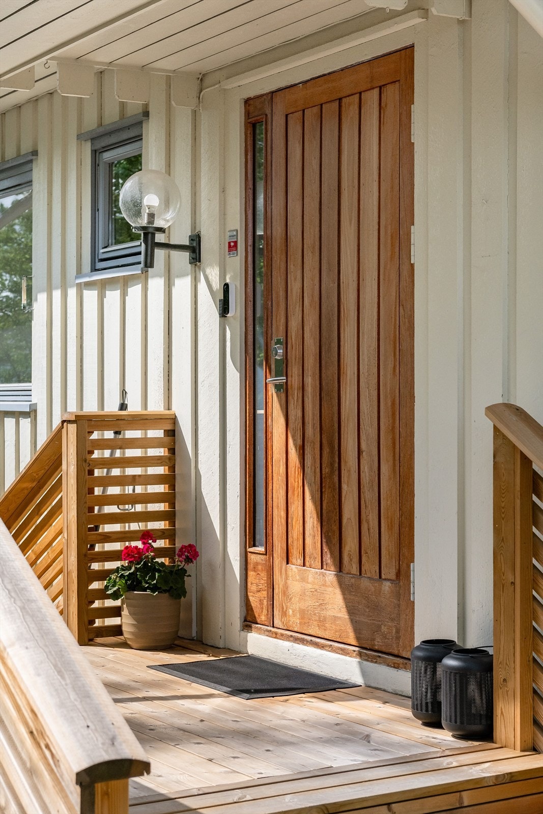 Du ønskes velkommen inn via et hyggelig overbygget inngangsparti med trapp i begge ender. Galleribilde