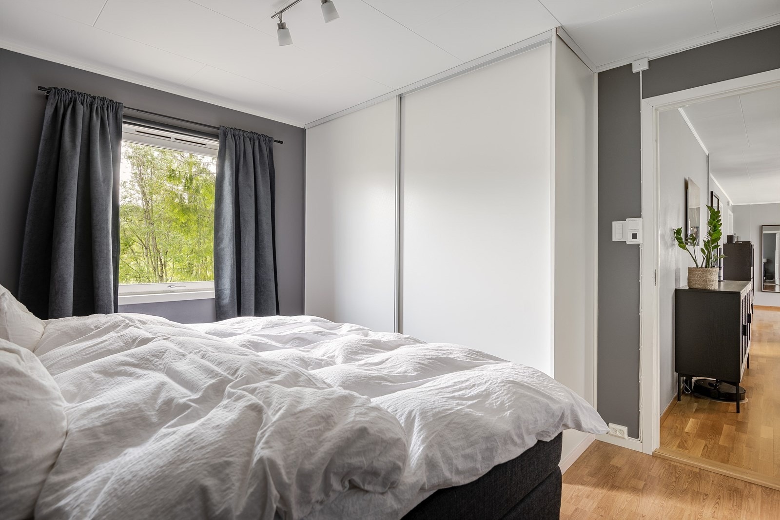 På soverommet er det rikelig med oppbevaringsplass i stor plassbygget skyvedørsgarderobe. Galleribilde