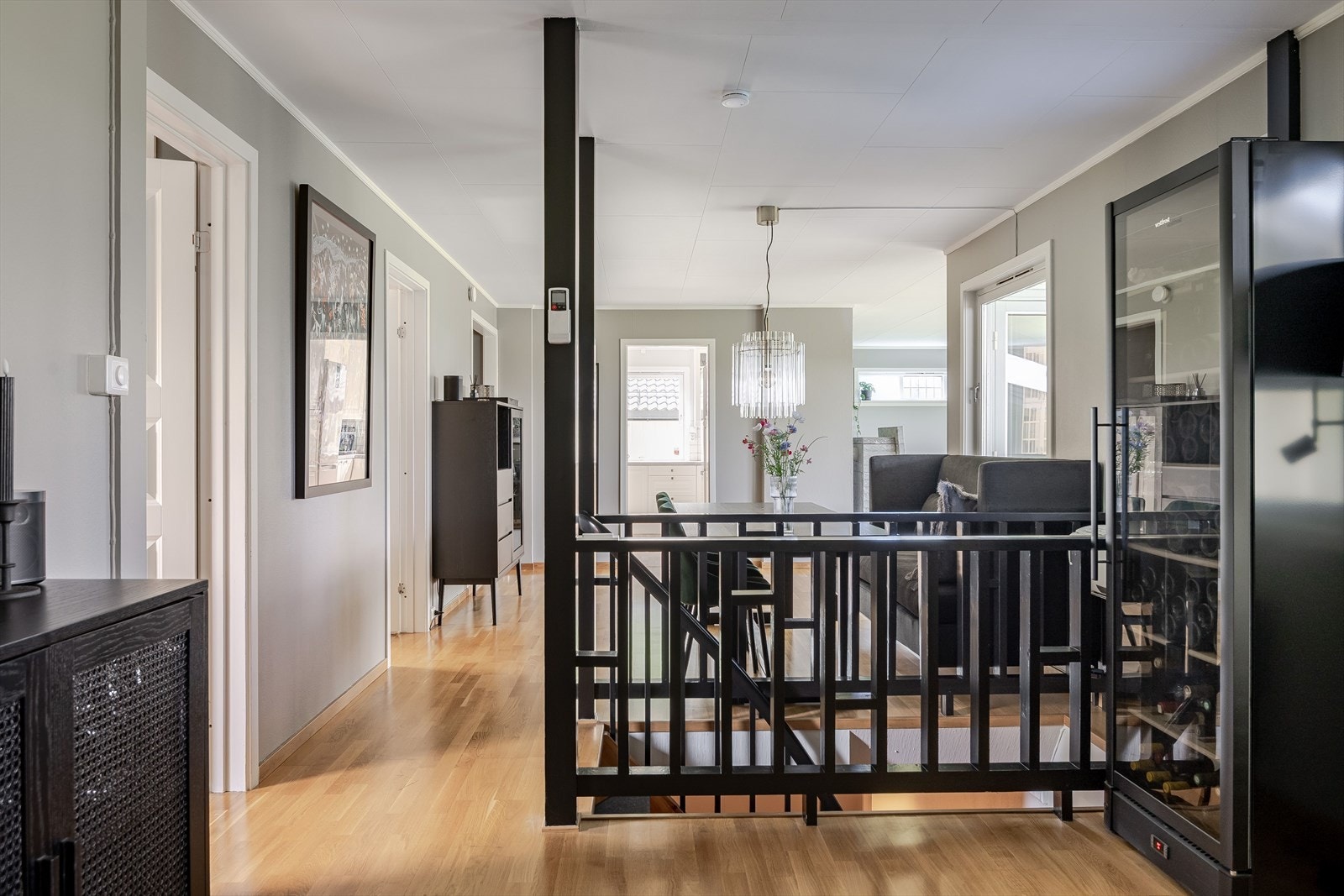 Fin og åpen planløsning med flott naturlig lysinnslipp fra flere vindusflater. Galleribilde