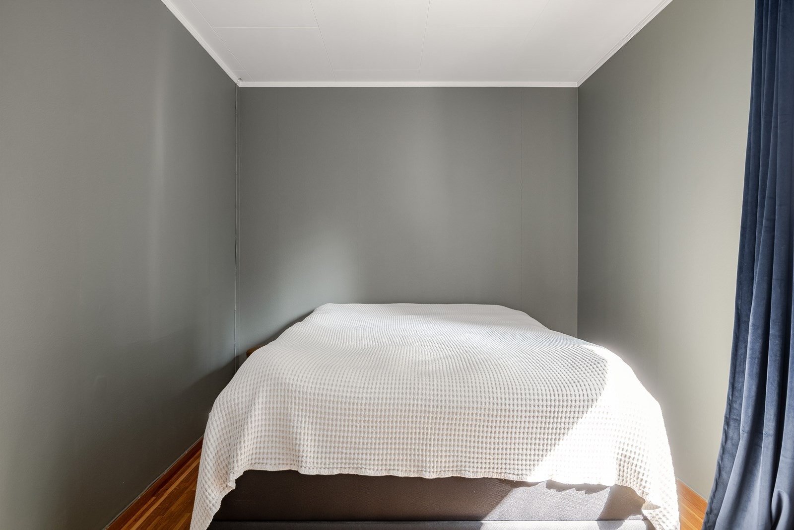 Soverom 2 har også plass til dobbeltseng med tilhørende nattbord. Galleribilde