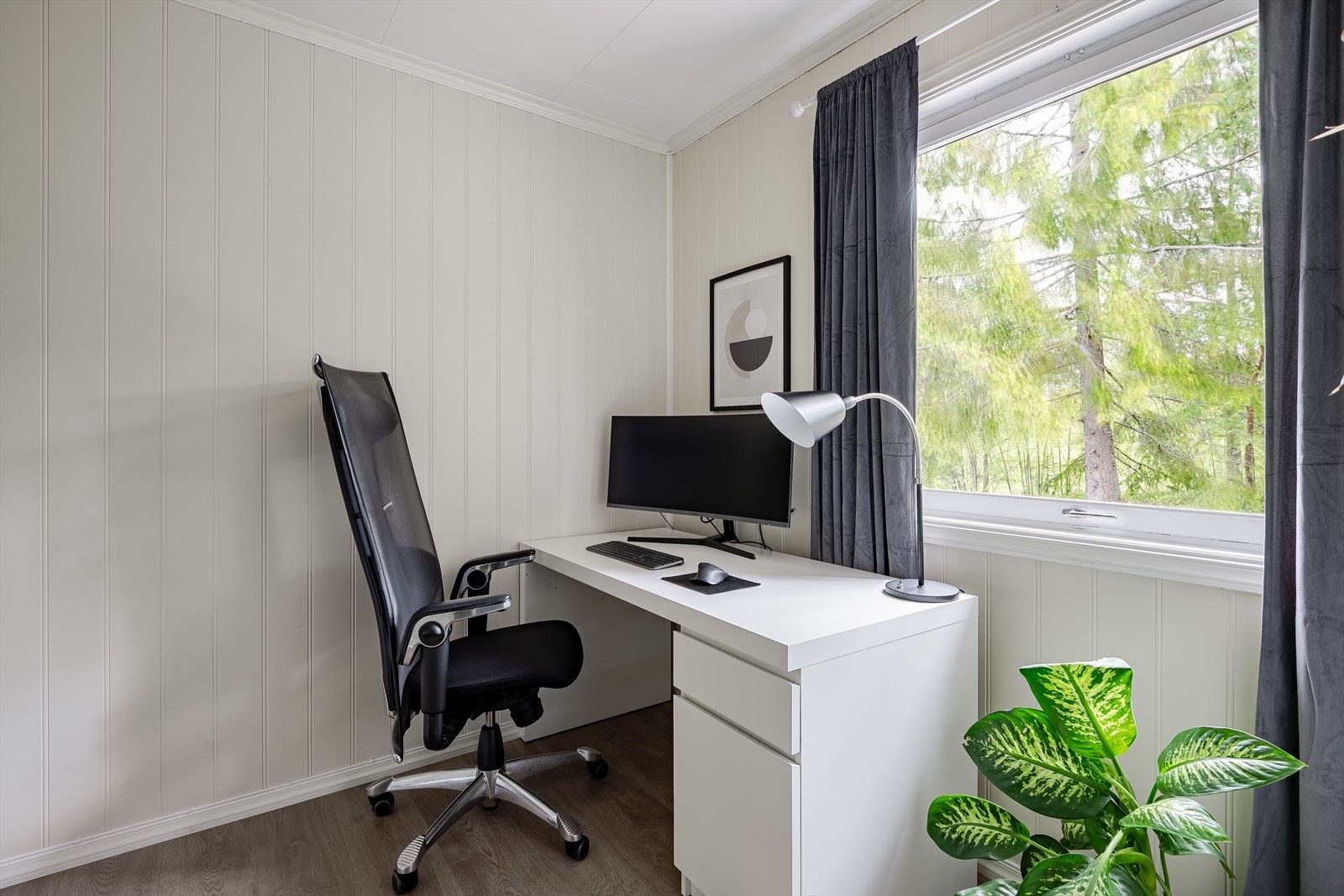 Soverommet har god og moderne standard med enstavs laminat på gulv og lyse panelplater på veggene. Galleribilde