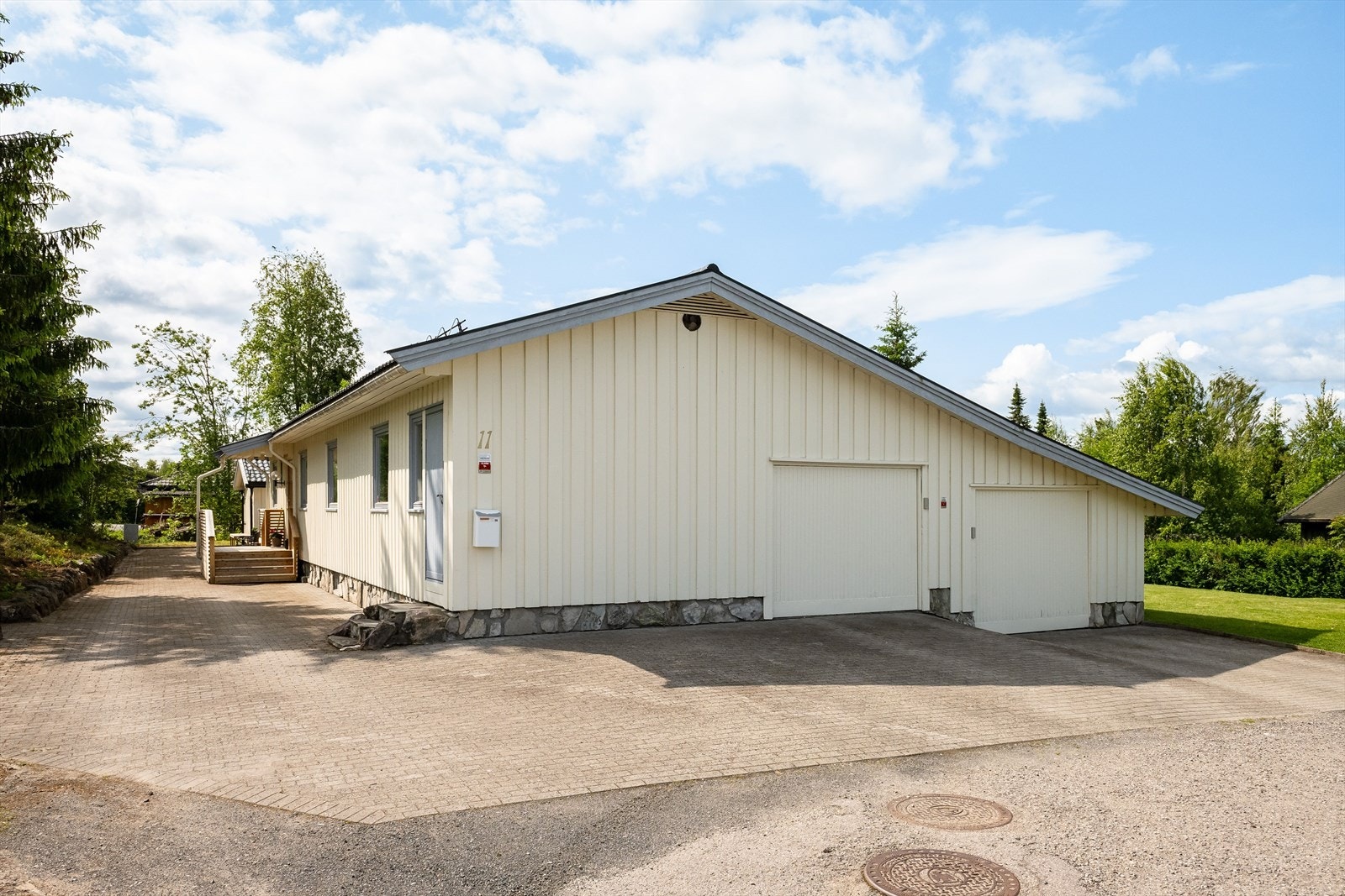 Det er inntilbygget garasje for 2 bilder og elbil-lader, utvendig bod og frittstående hagebod på 12m². Galleribilde