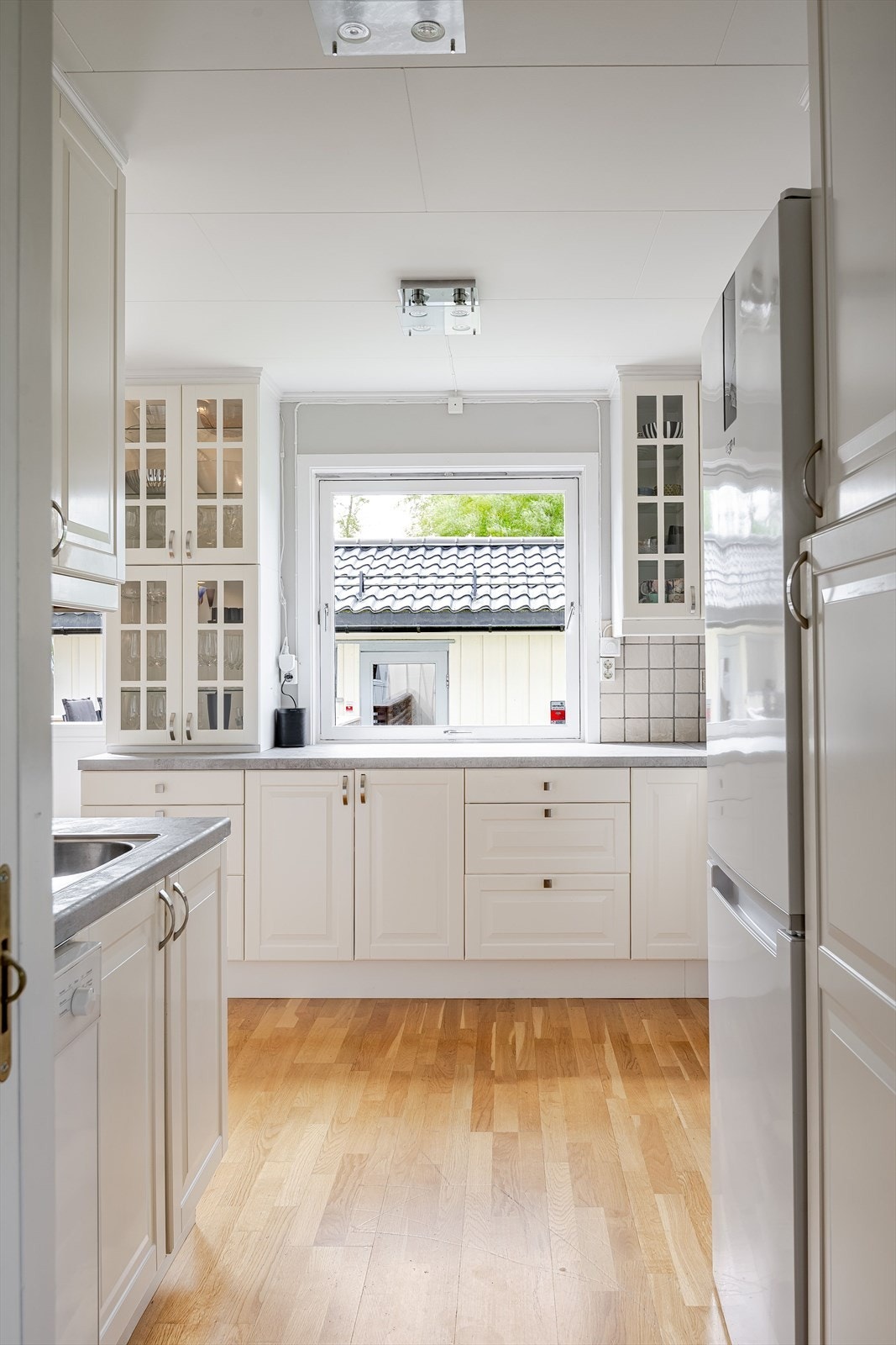 Kjøkkenet ligger i et eget rom i naturlig tilknytning til stuen. Galleribilde