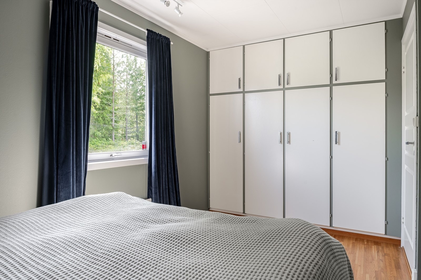 Det er god oppbevaringsplass i flere plassbygde garderobeskap. Galleribilde