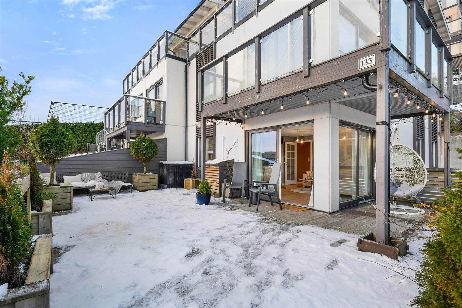 Det har tidligere vært trampoline, grill og basseng her - et perfekt uteområde for både barnefamilier og enslige som liker å samle venner og familie. Galleribilde