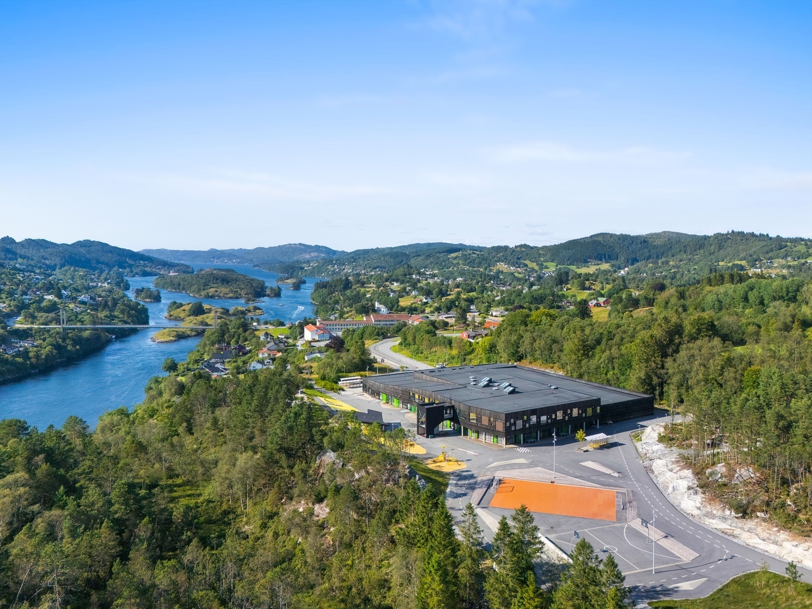 Alversund skole ligger i gangavstand fra leiligheten. Galleribilde