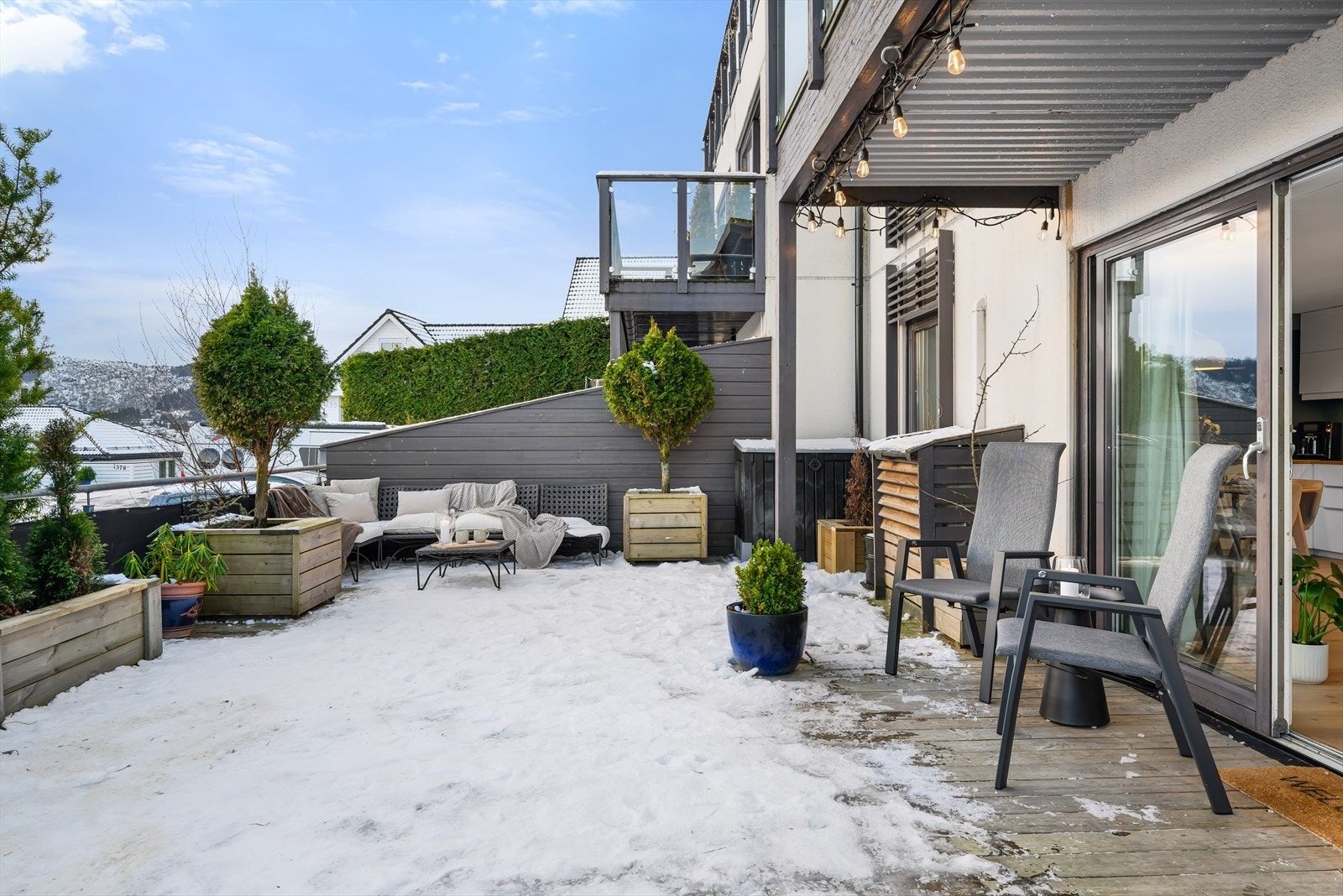 Det er beslag på altanen over leiligheten slik at man kan sitte tørt eller tørke klær her. Galleribilde