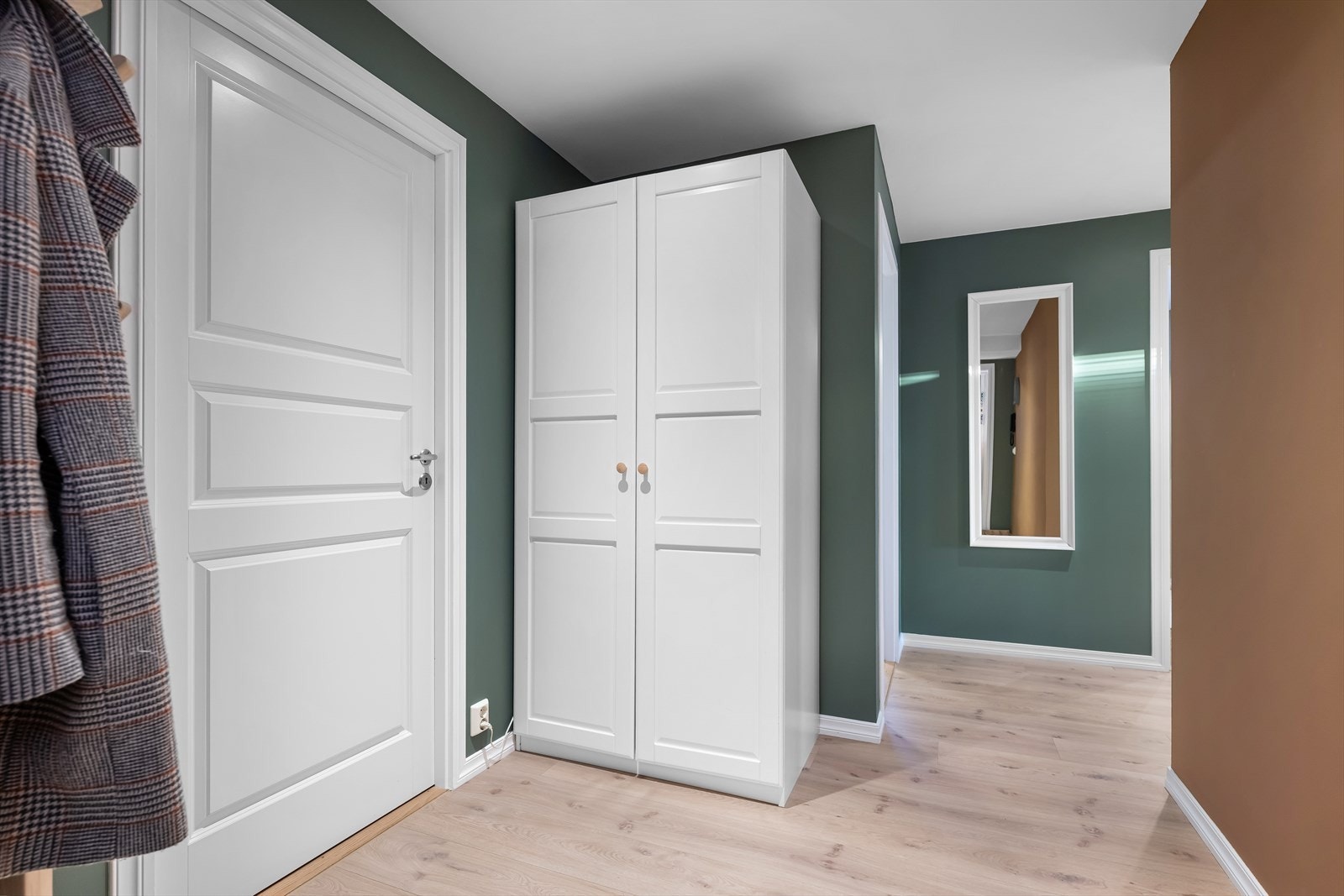 Romslig entrè med tilkomst til innvendig bod/teknisk rom. Nymalte vegger i 2025 og pergo laminatgulv fra 2023. Galleribilde