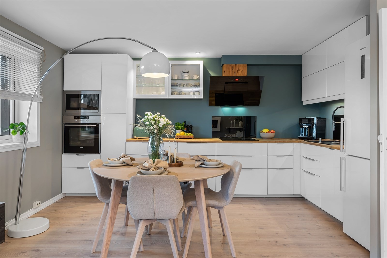 Kjøkkenet er fra IKEA med integrerte hvitevarer fra SIMENS. Galleribilde