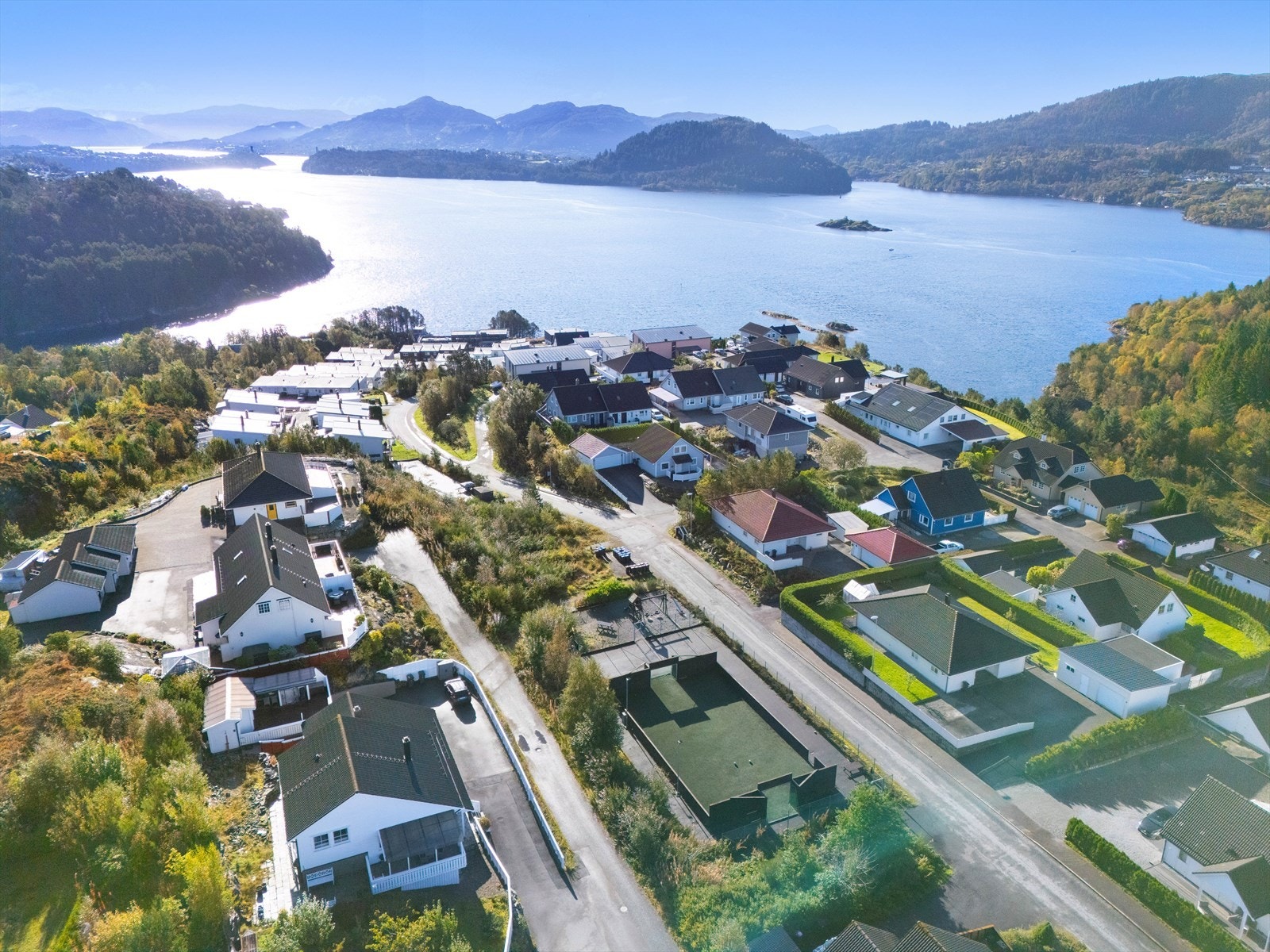 I boligfeltet er det flere barnehager og felles ballbinger. Kort vei til sjø og fine turområder. Galleribilde