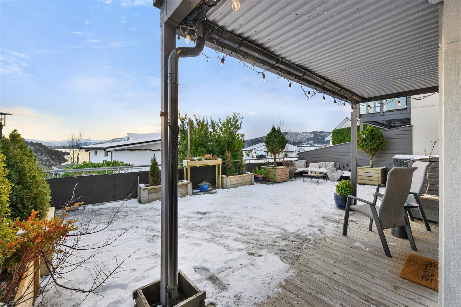 Terrassen måler 60 kvm og her kan man flytte seg etter solforholdene. Galleribilde