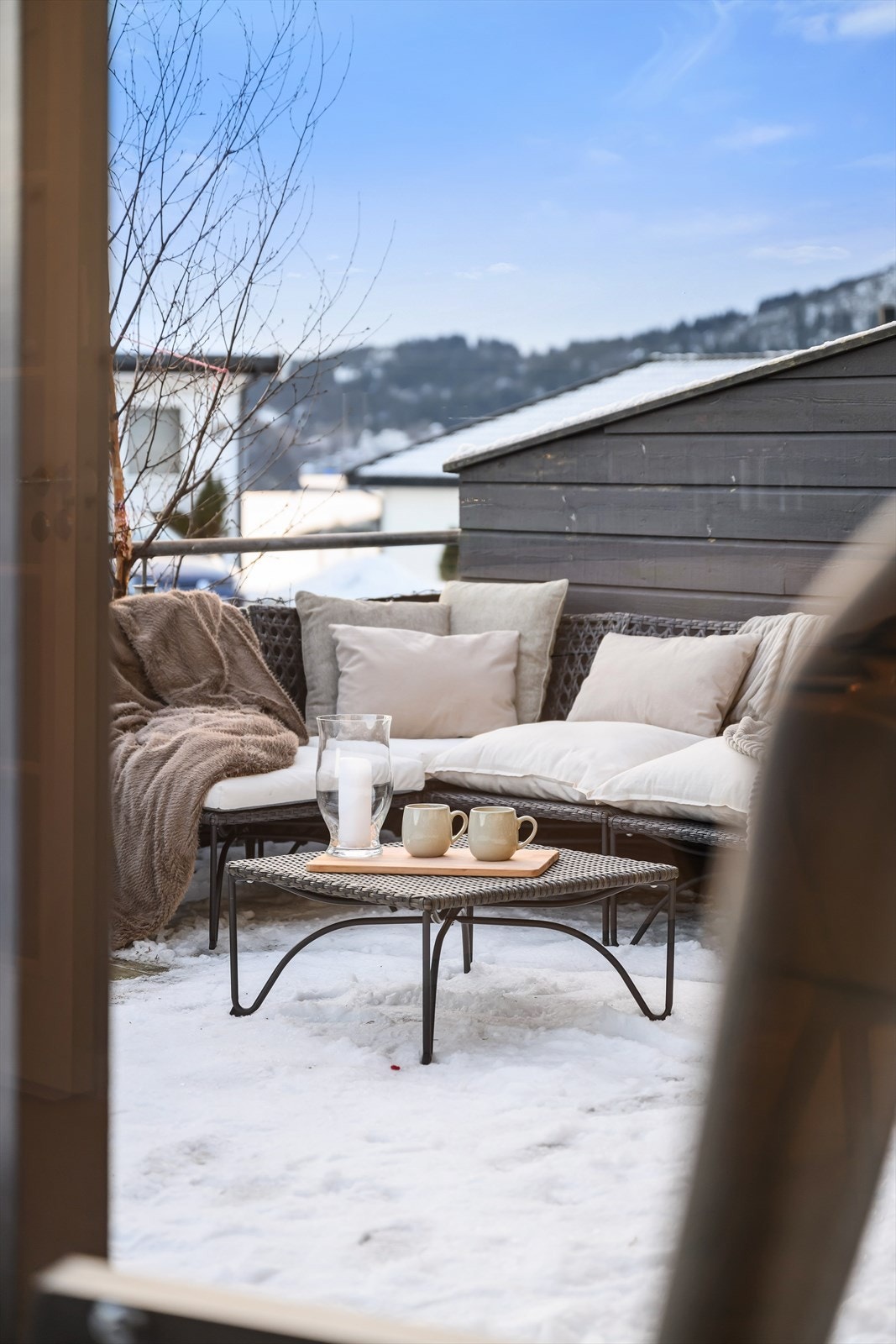 Stor privat terrasse utenfor stue. Galleribilde