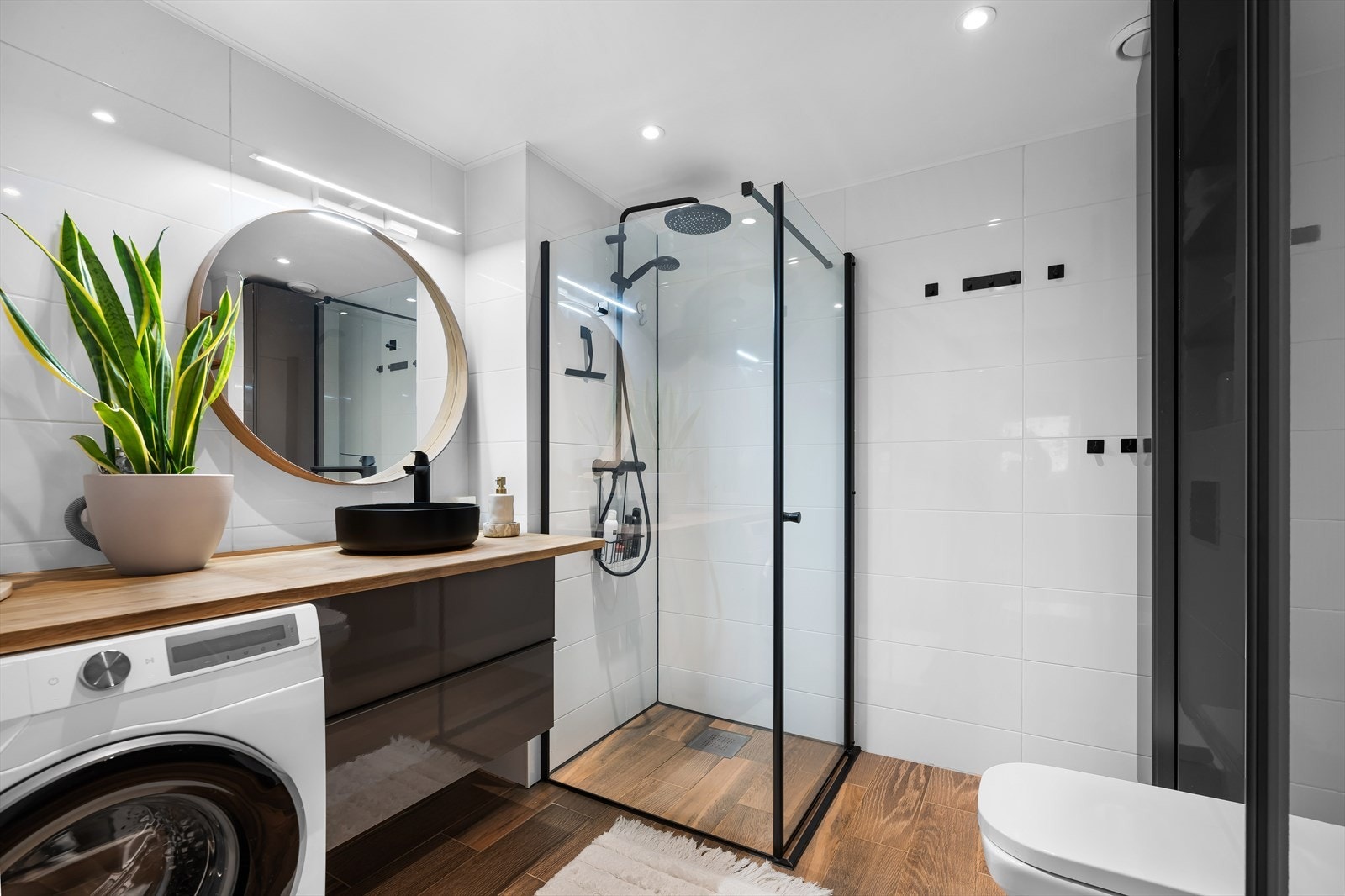 Moderne bad med opplegg for vaskemaskin og tørketrommel. Galleribilde