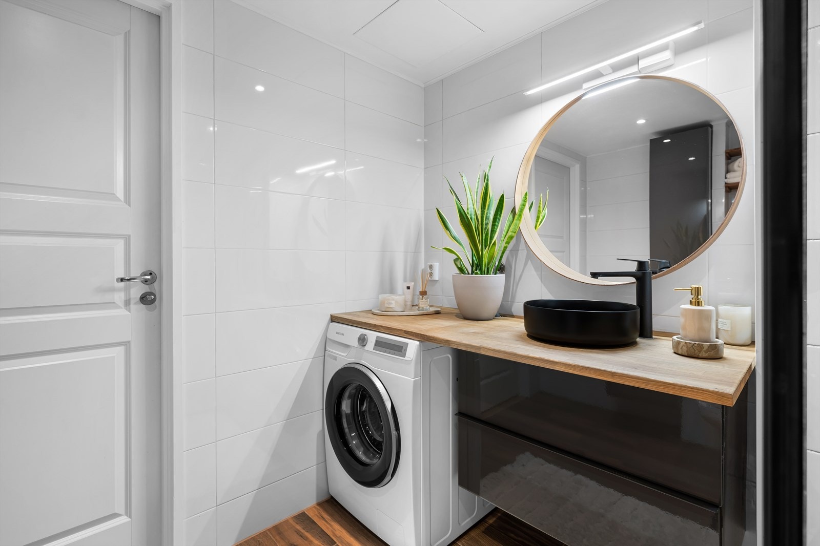 Heltre benkeplate som ble oljet på nytt i 2025. Galleribilde