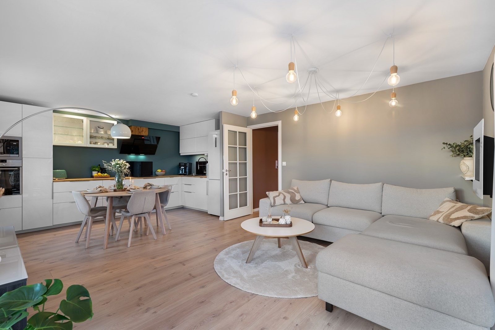 Leiligheten fremstår som topp moderne og har gipset tak og vegger. Galleribilde