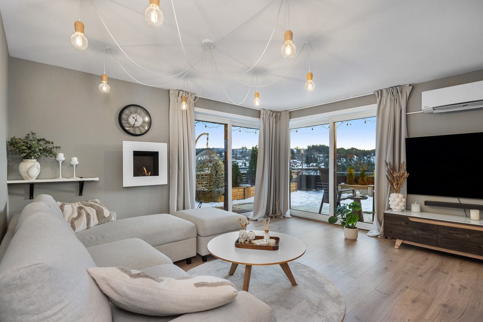 Leiligheten har montert gasspeis for et koselig uttrykk i stuen, samt varmepumpe for ekstra varme og kjøling når det trengs. Galleribilde