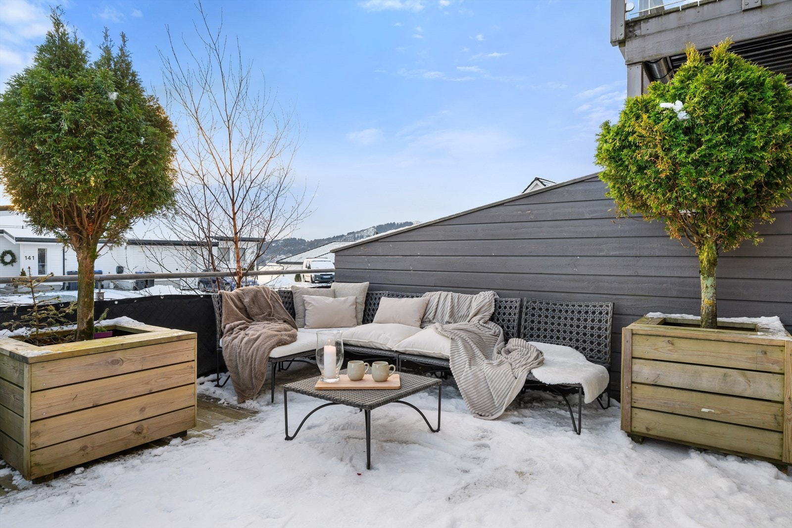 Terrassen er på hele 60 kvm og her har du plass til flere møblement i alle kroker. Galleribilde