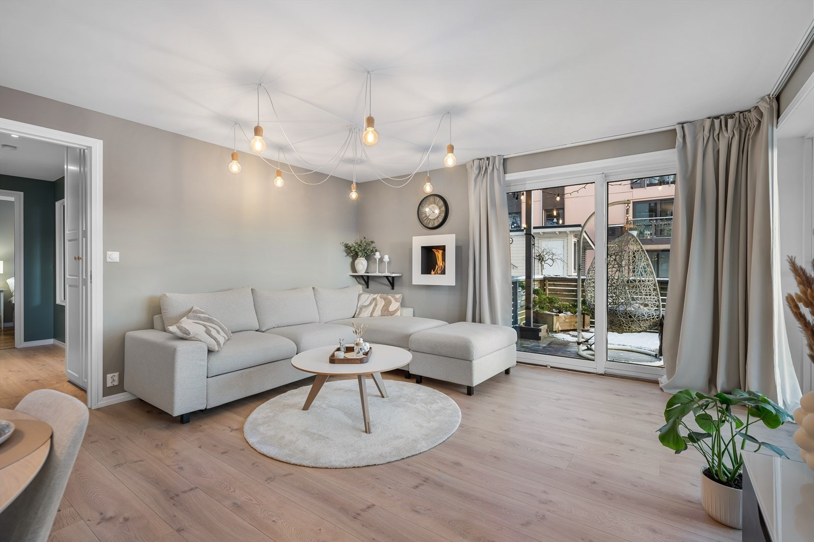 Stue og kjøkken i åpen løsning. Da dette er en hjørneleilighet har den ekstra lysinnslipp fra flere vinduer og skyvedører. Galleribilde