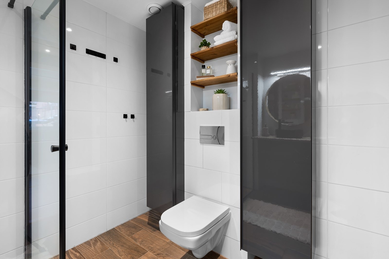 Praktisk innmurte skap for ekstra lagringsplass på badet. Galleribilde