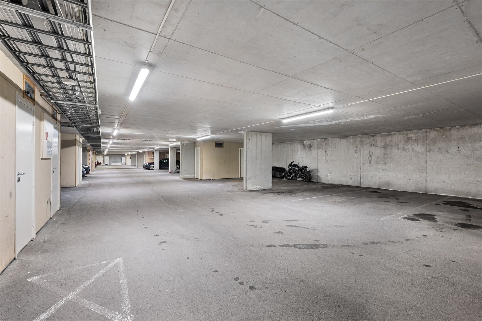 Fast parkering i felles garasjeanlegg med tilhørende bod. Heis i bygget. Galleribilde