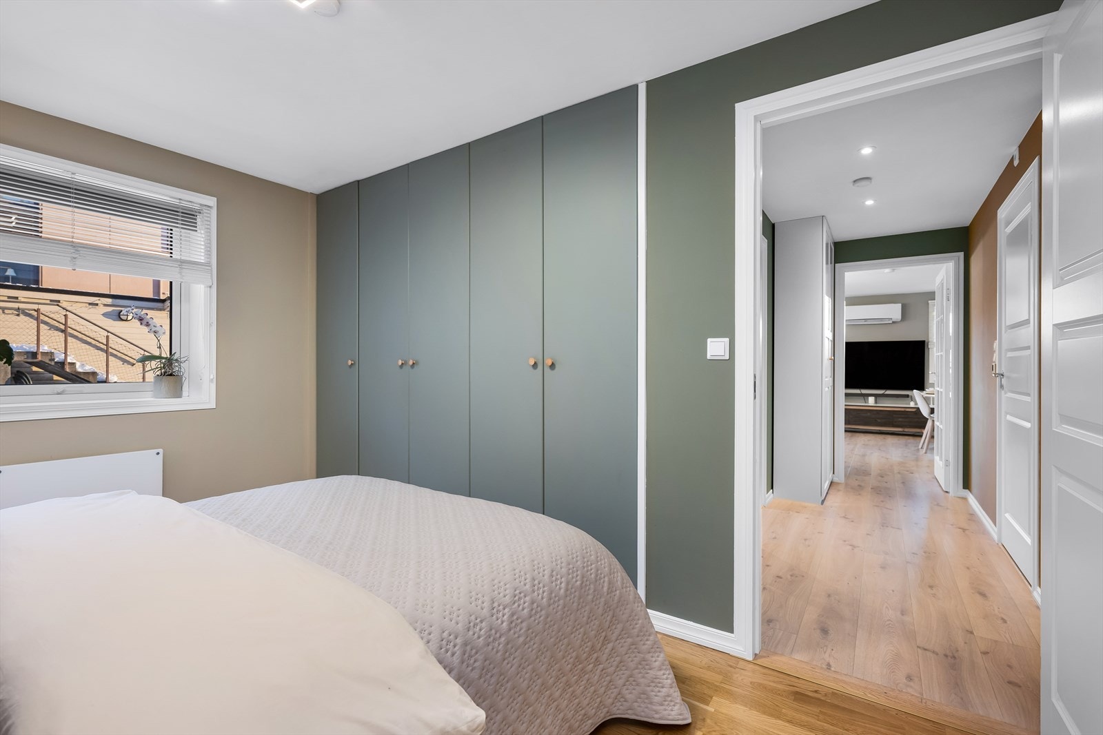 Det er laget til innebygde garderobeskap for ekstra oppbevaringsplass. Galleribilde