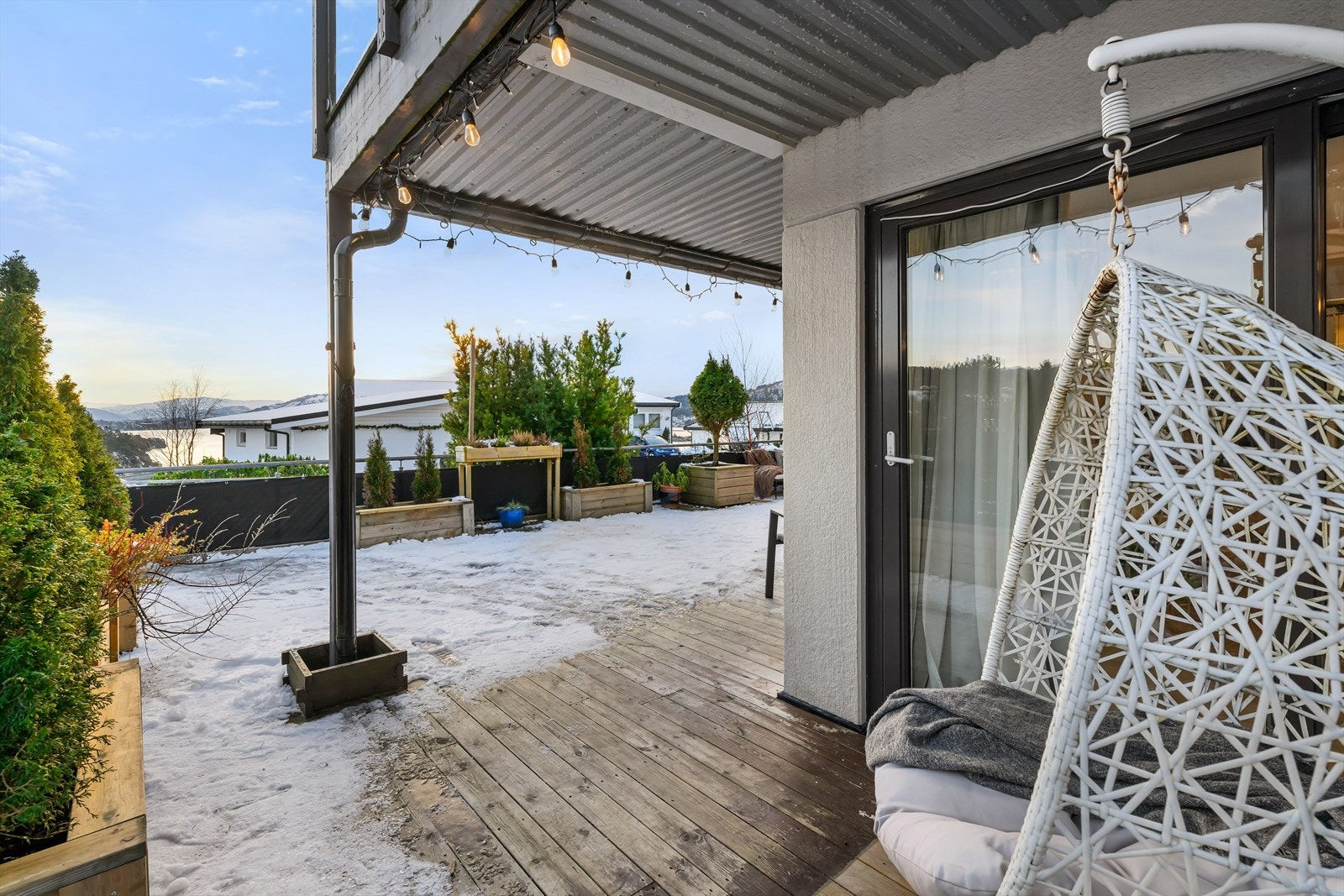 Leiligheten ligger med en av de raskeste tilkomstene fra parkeringsplassen og det er laget til en port i rekkverket slik at man slipper å gå rundt hele bygget. Galleribilde