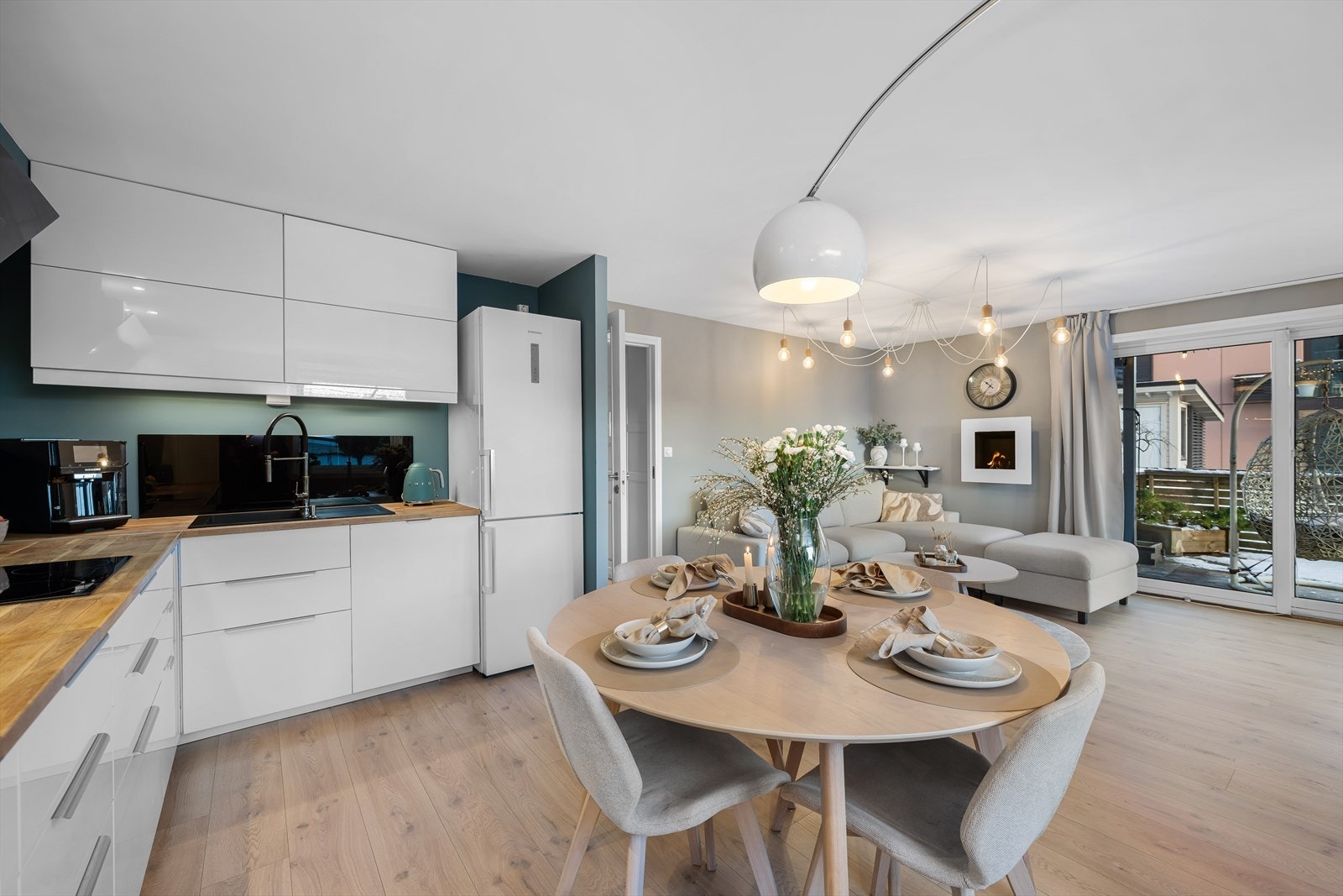 Det er plass til stor spisegruppe på kjøkkenet. Galleribilde