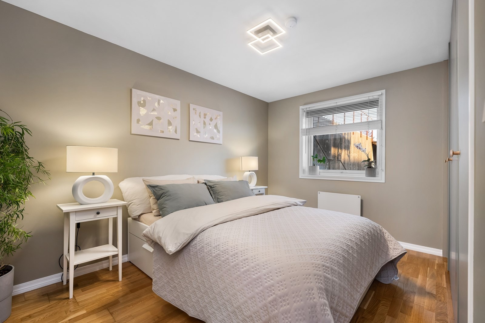 Nymalt hovedsoverom av god størrelse. Galleribilde