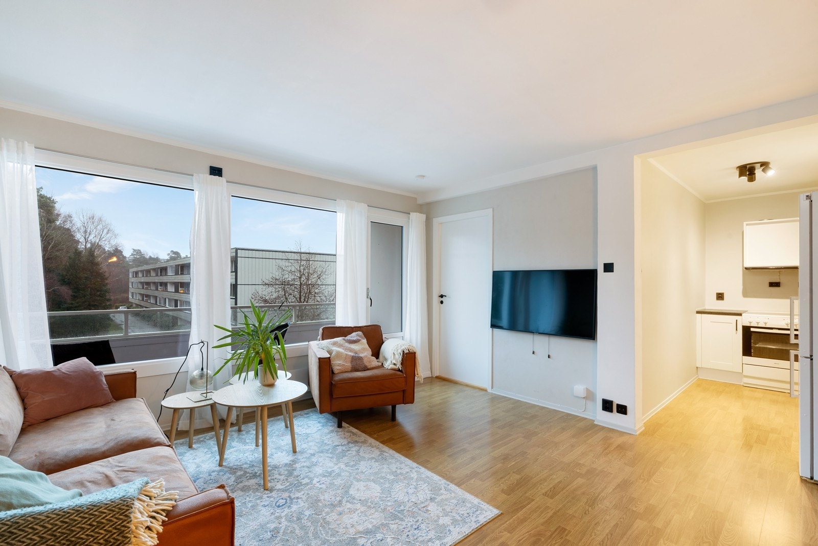 Lys og romslig stue med plass til både sofagruppe og spisebord. Galleribilde