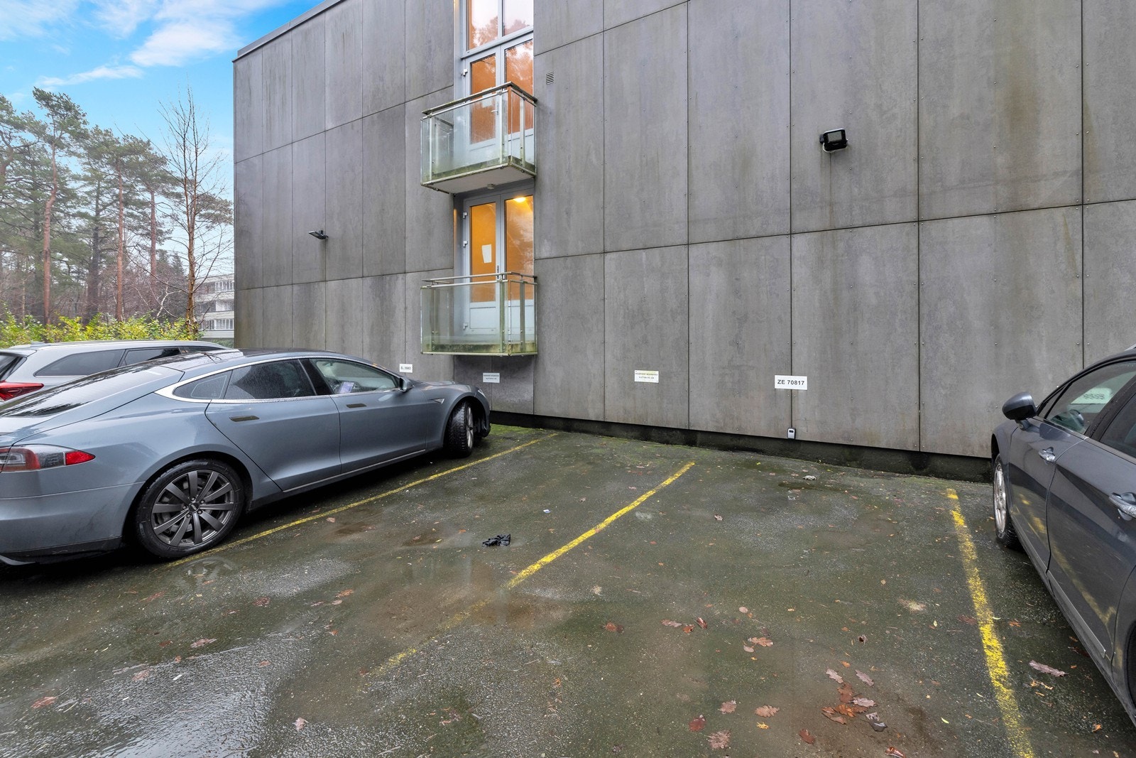 Det er felles parkering for beboere. Dette tildeles via venteliste, og koster kr. 60,- i mnd. nåværende eier har benyttet denne løsningen. Galleribilde