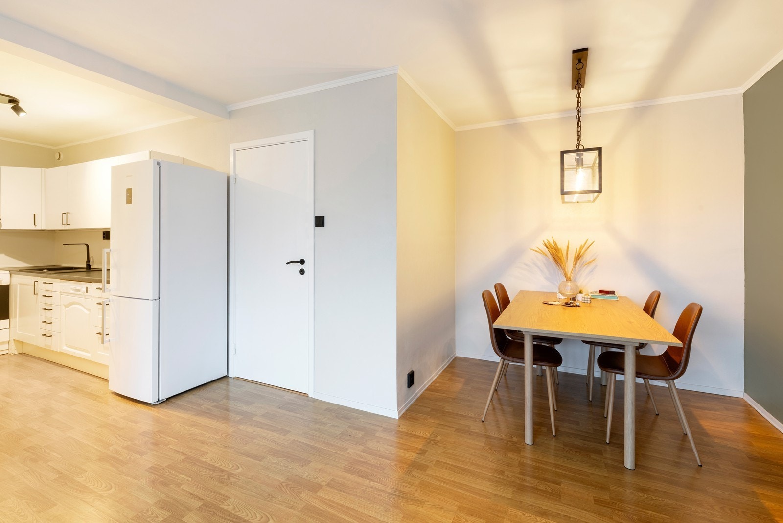 Stuen er åpen mot kjøkken. Galleribilde