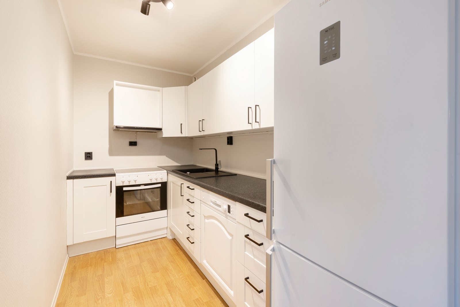 Godt med skap og benkeplass. Hvitevarer på kjøkken medfølger salget. Galleribilde