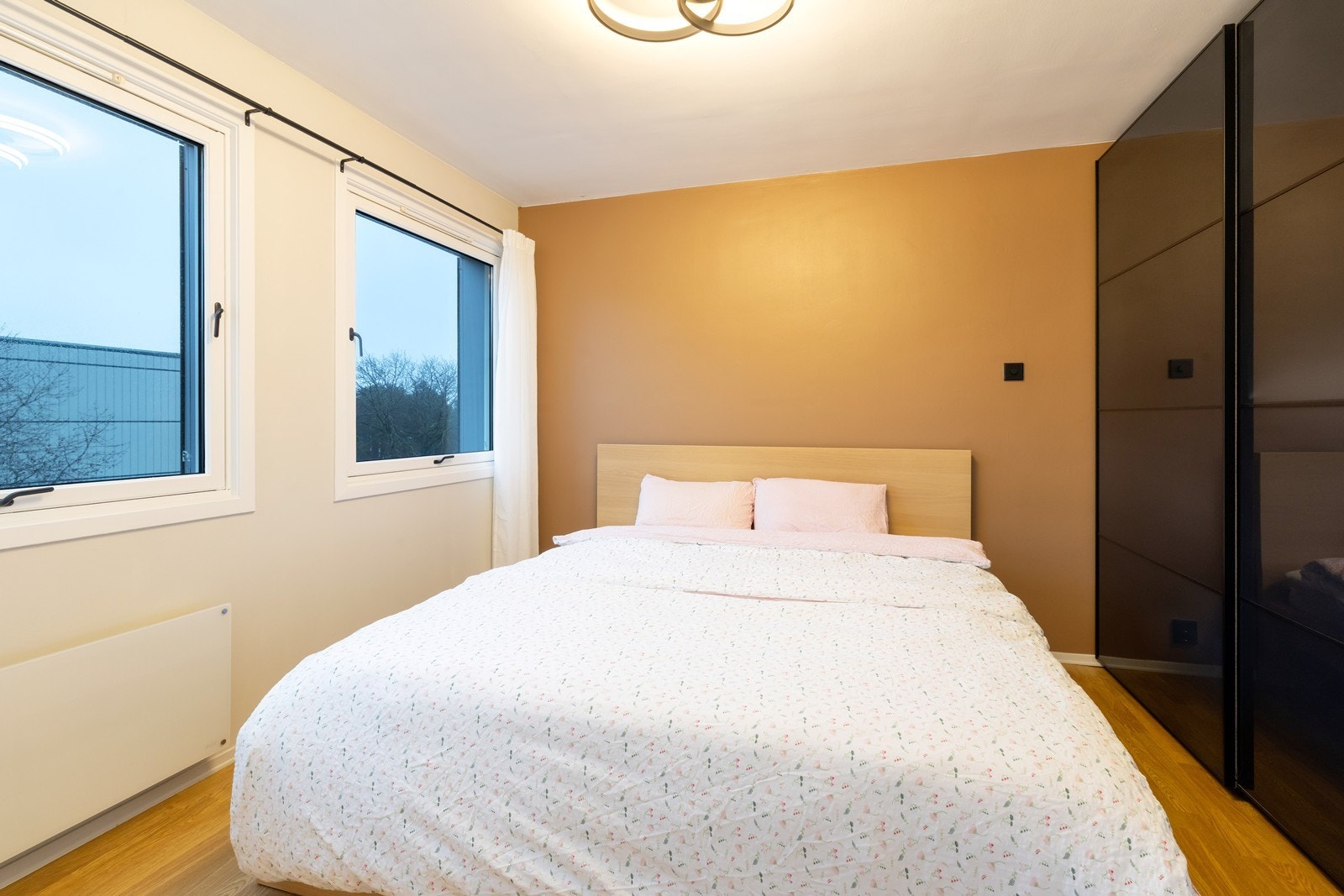 Romslig soverom med plass til dobbeltseng og klesskap som medfølger salget. Galleribilde