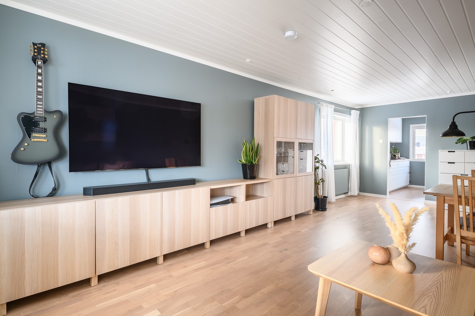 Hjørnebeliggenheten gir ekstra lys fra vindu på langsiden. Galleribilde