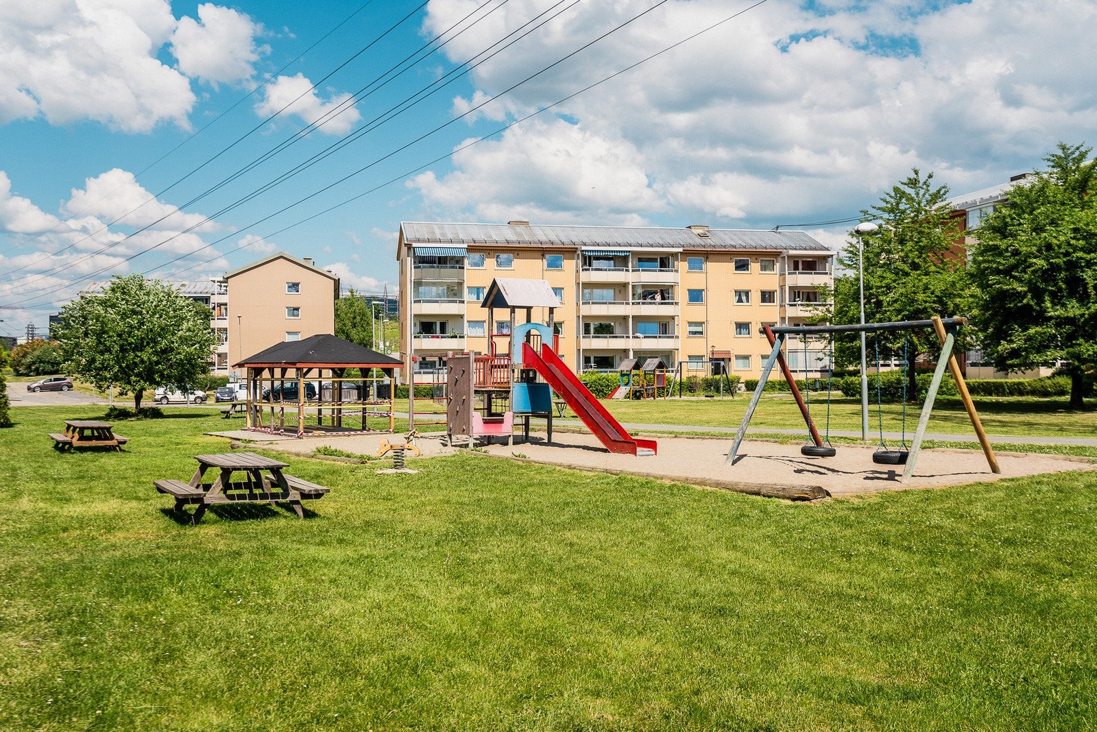Flere lekeplasser og felles sittegrupper på borettslagets områder. Galleribilde