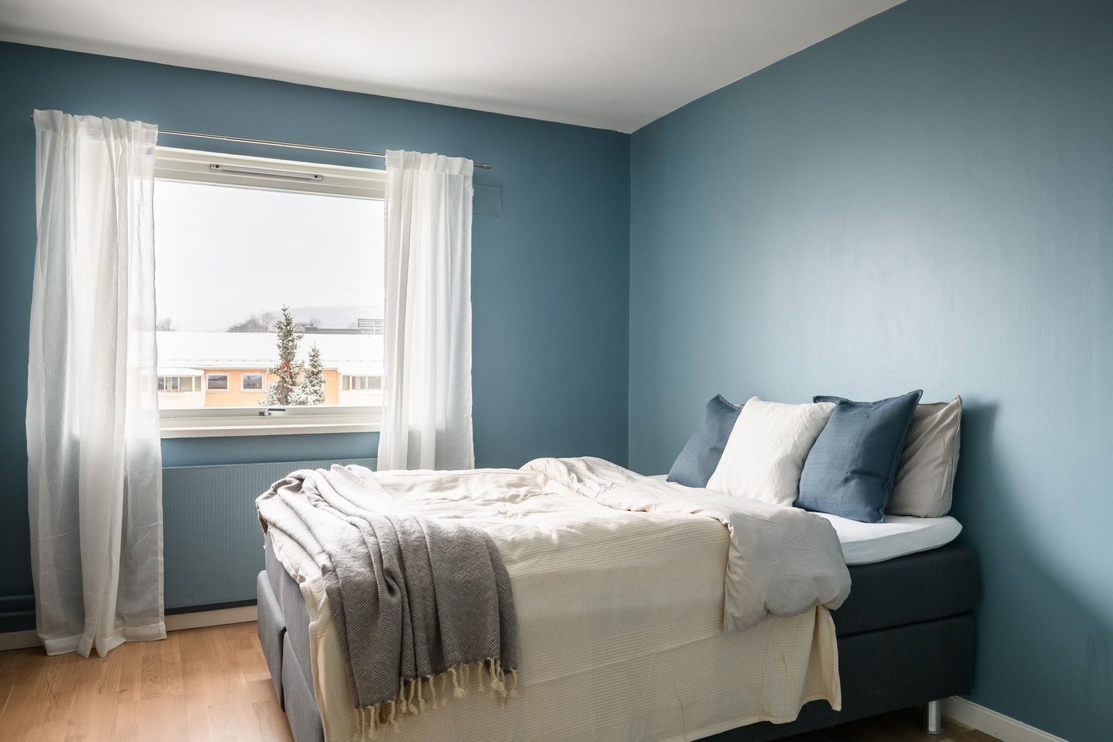 Romslig hovedsoverom i delikat fargetone. Galleribilde