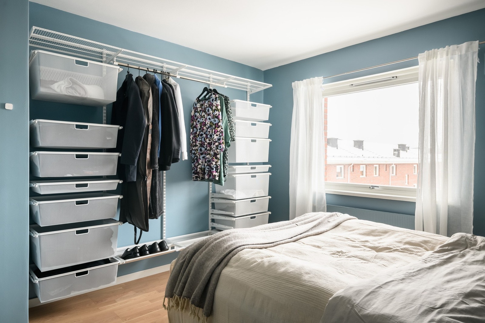 Åpen garderobeløsning med god plass til oppbevaring. Galleribilde