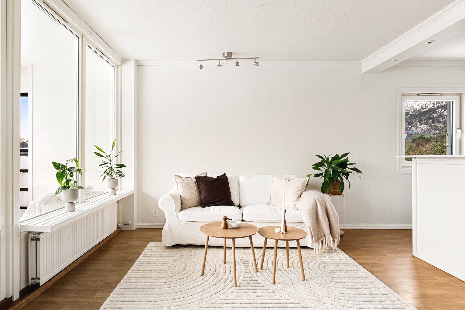 I stuen har man radiator som sørger for en behagelig innetemperatur. Galleribilde