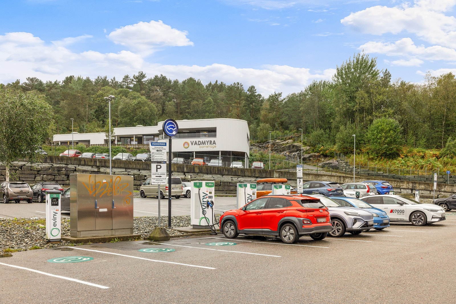 Mulighet for elbillading i borettslaget. Det er 12 ladere for kun beboerne og 4 hurtigladere. Galleribilde