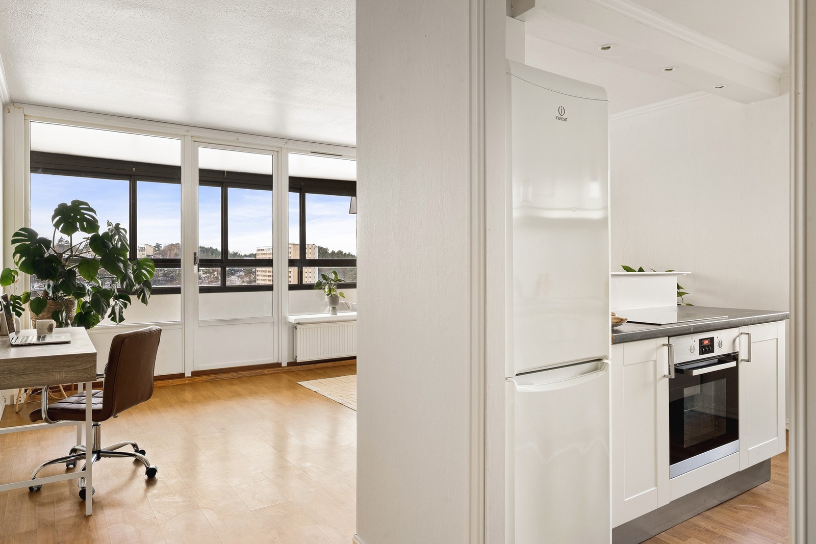 Tilkomst til kjøkkenet fra begge sider. Galleribilde