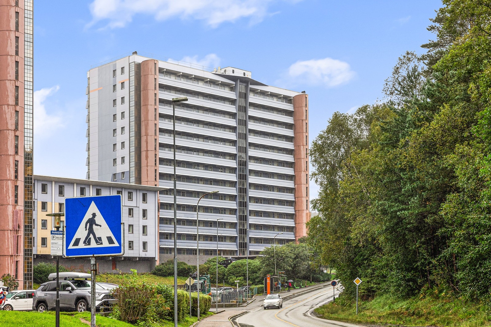 Fra leiligheten er det kun 1 min gange til busstopp. Galleribilde