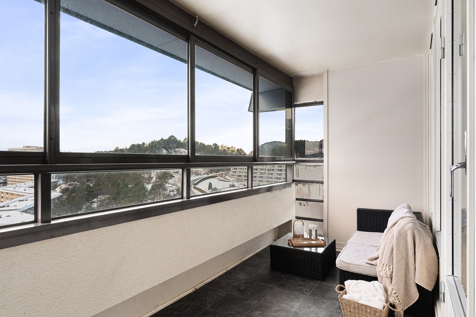 Leiligheten har en innglasset balkong på 8 kvm. Galleribilde