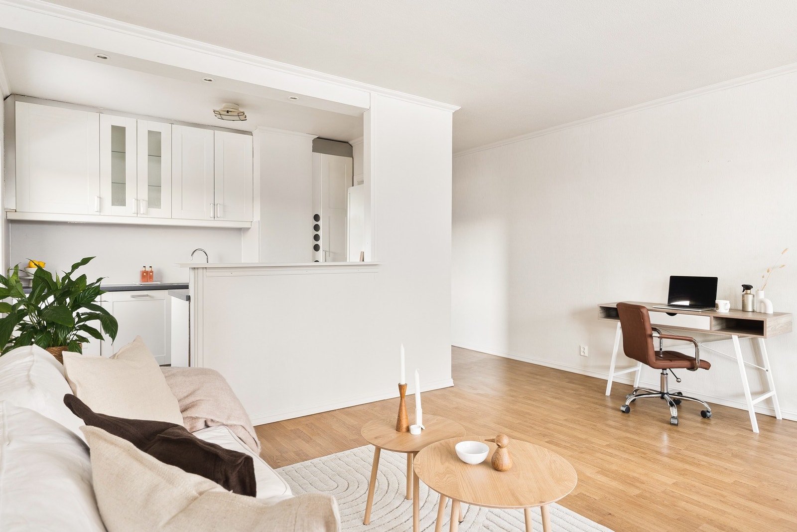 Stuen har delvis åpen kjøkkenløsning som måler 27 kvm. Galleribilde