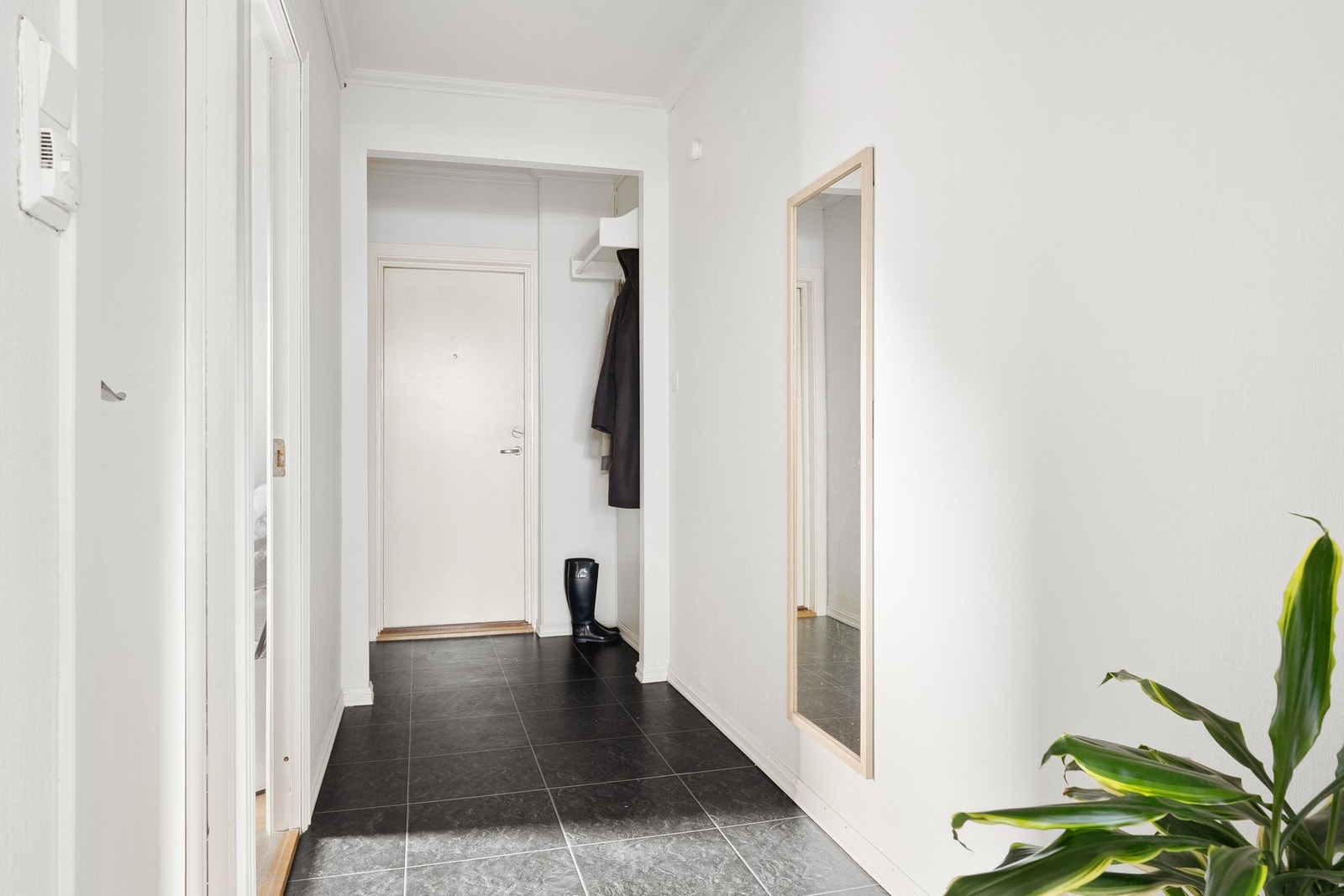 Her er det god plass til å henge fra seg yttertøy. Galleribilde