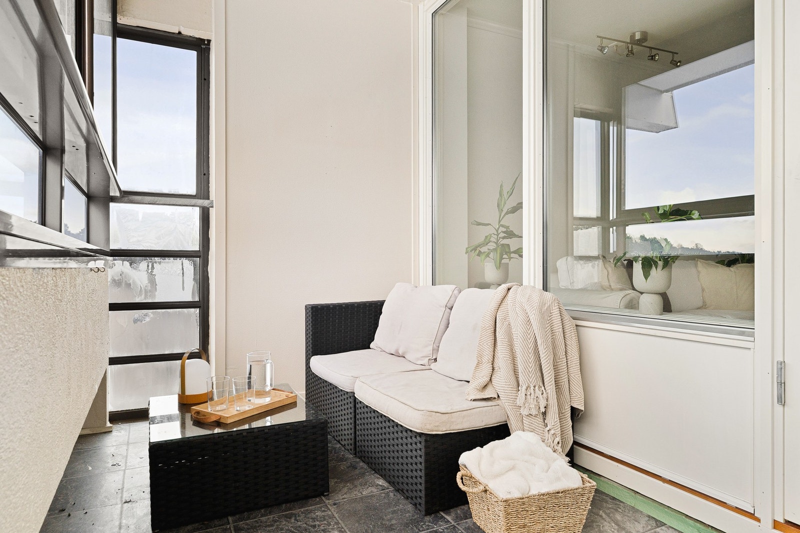 Ettersom balkongen er innglasset er bruksmulighetene betraktelig større og kan benyttes året rundt. Galleribilde