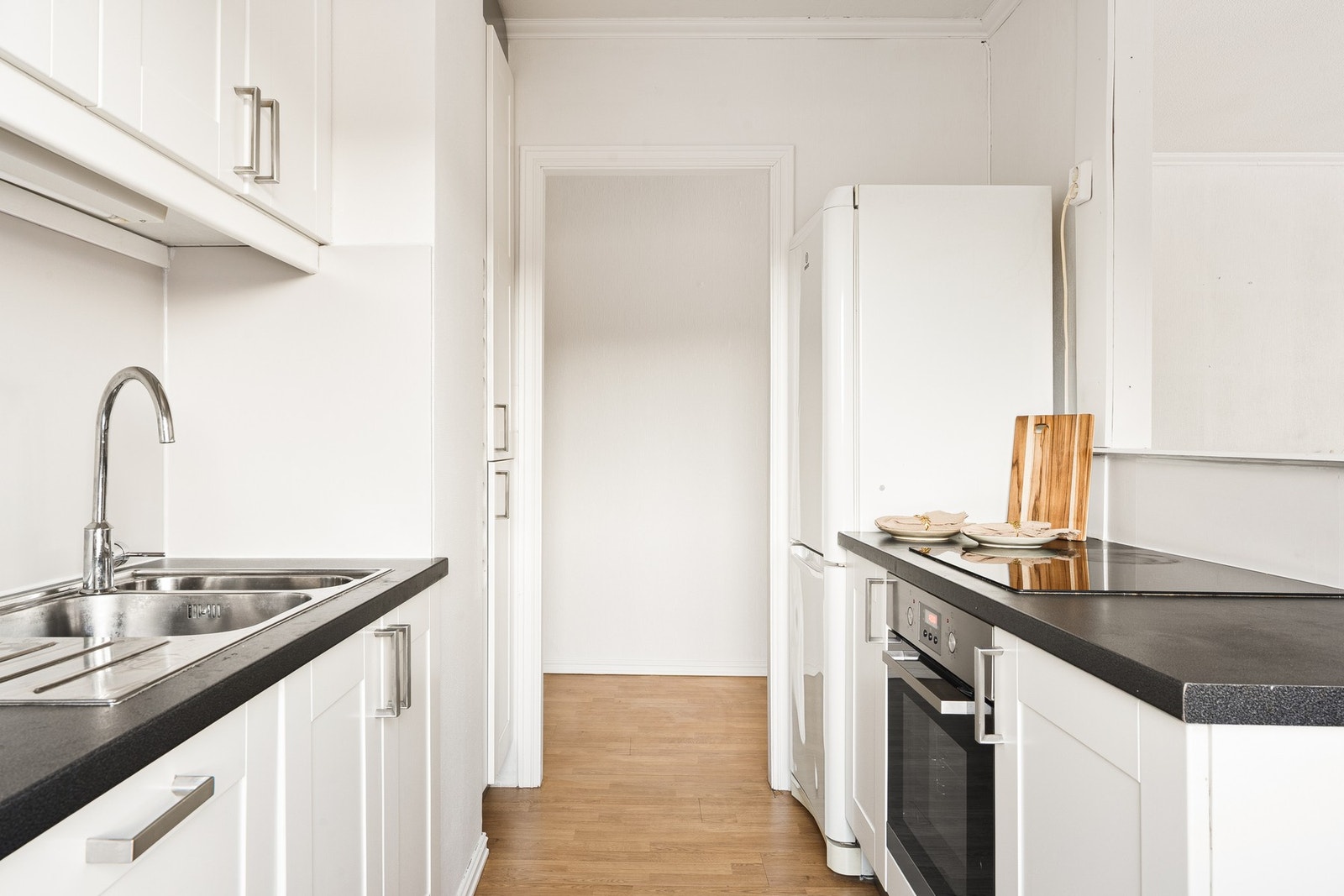 På kjøkkenet er det god skap- og benkeplass. Galleribilde