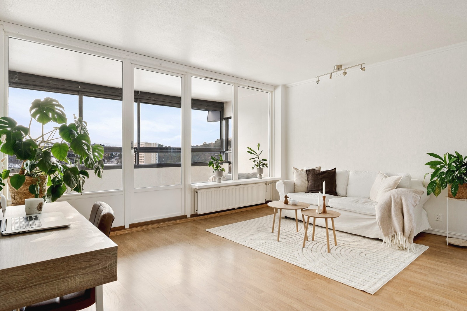 Store vindusflater i stuen som sørger for rikelig med naturlig lysinnslipp. Galleribilde