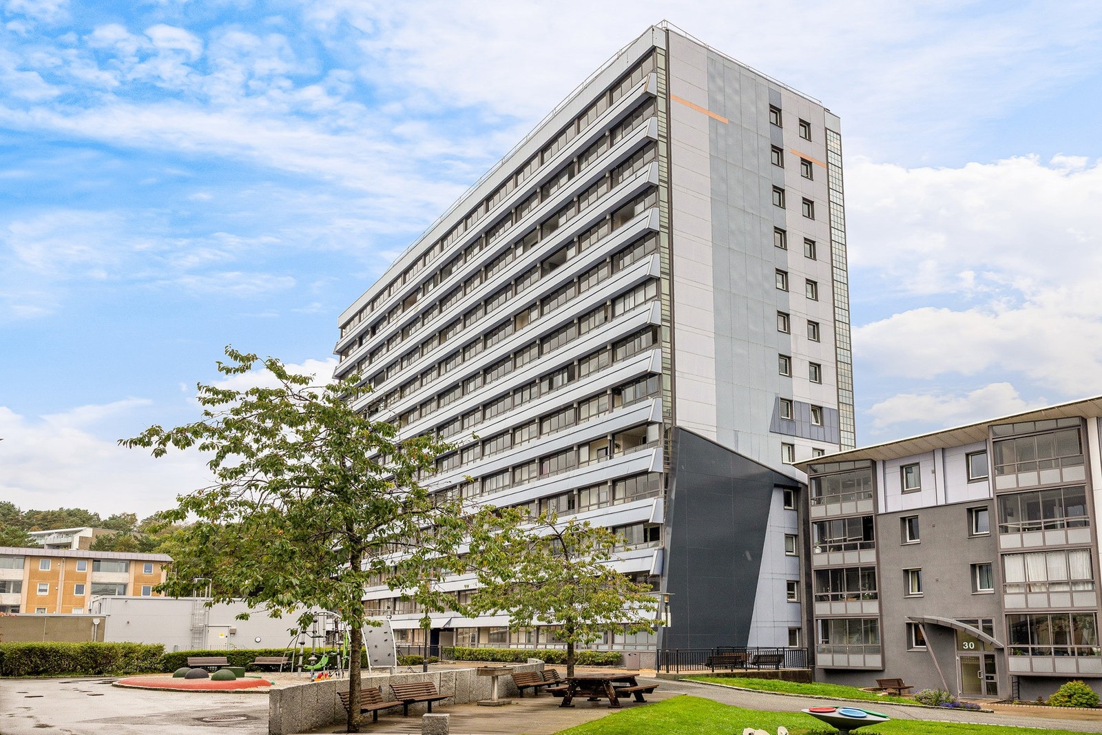 Leiligheten ligger fint til i 11. etasje med trappefri adkomst via heis. Galleribilde