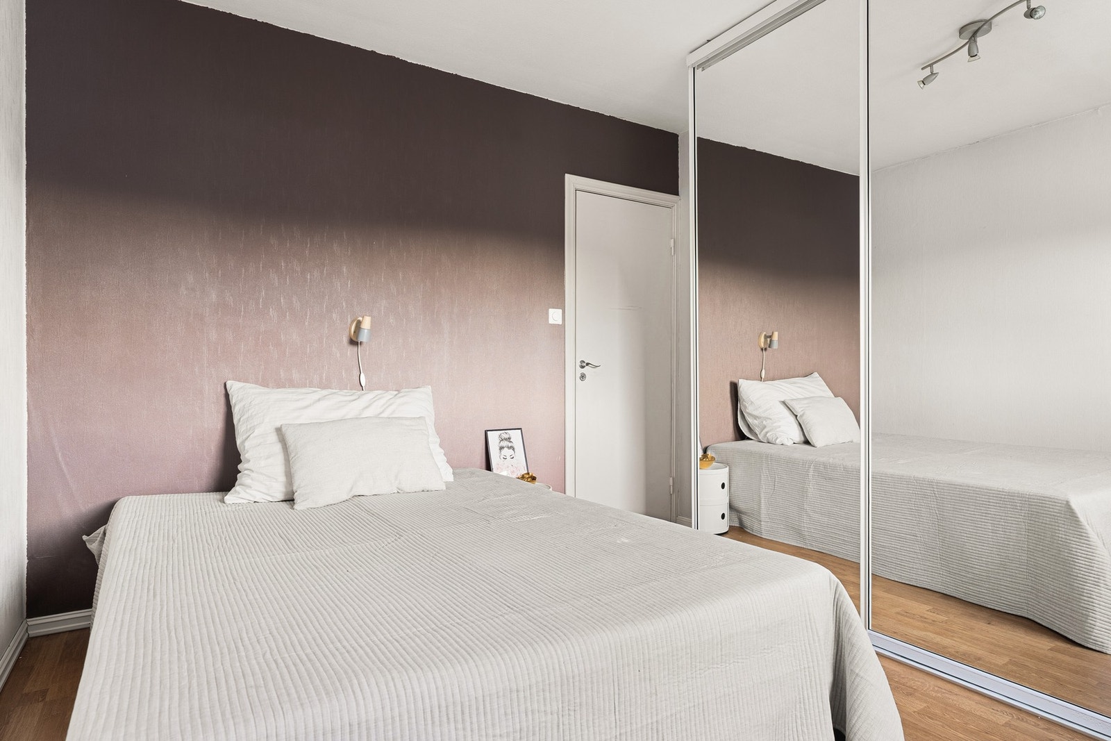 På soverommet er det plass til dobbeltseng, garderobe og tilhørende møblement. Galleribilde