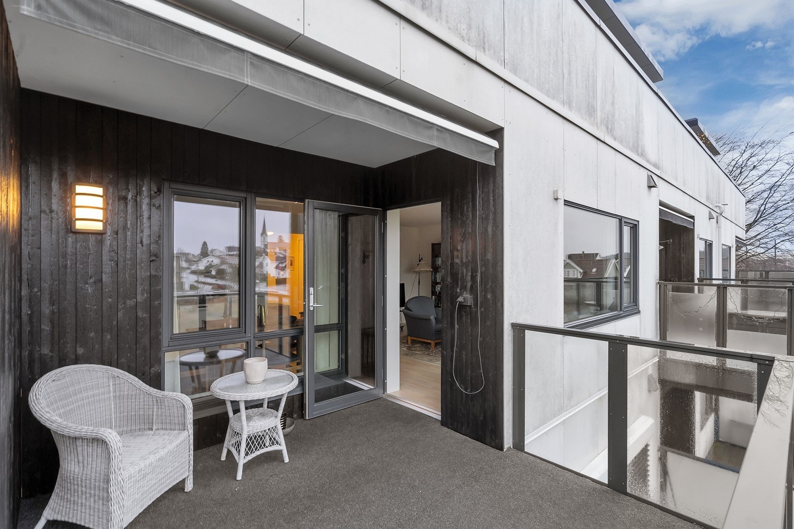 Delvis overbygd veranda med utgang fra stue. Her kan du nyte varme sommerdager eller ta ned markisen for skygge. Galleribilde